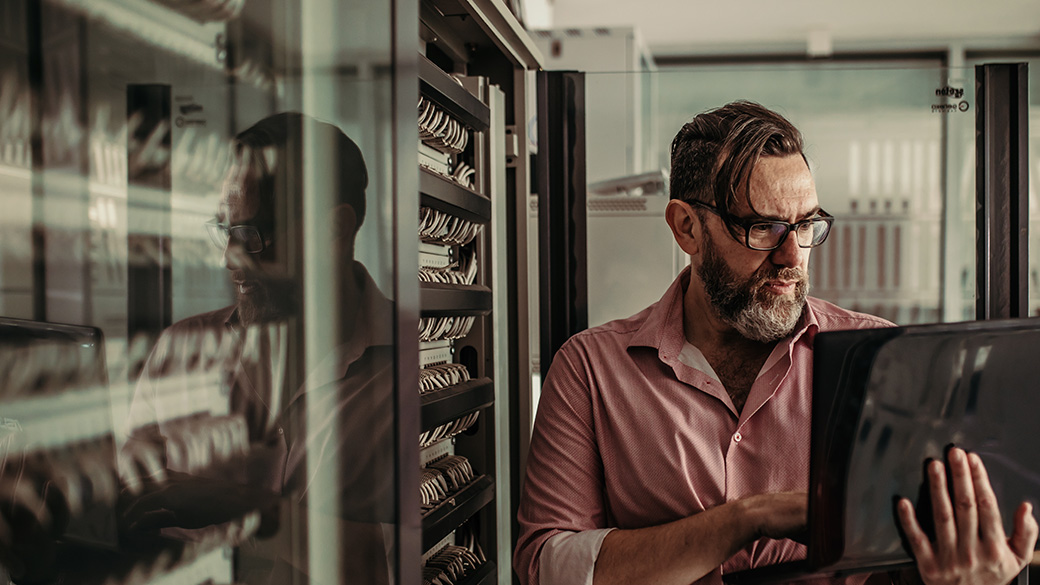 IT 工作人员检查服务器 IT 工作人员检查服务器