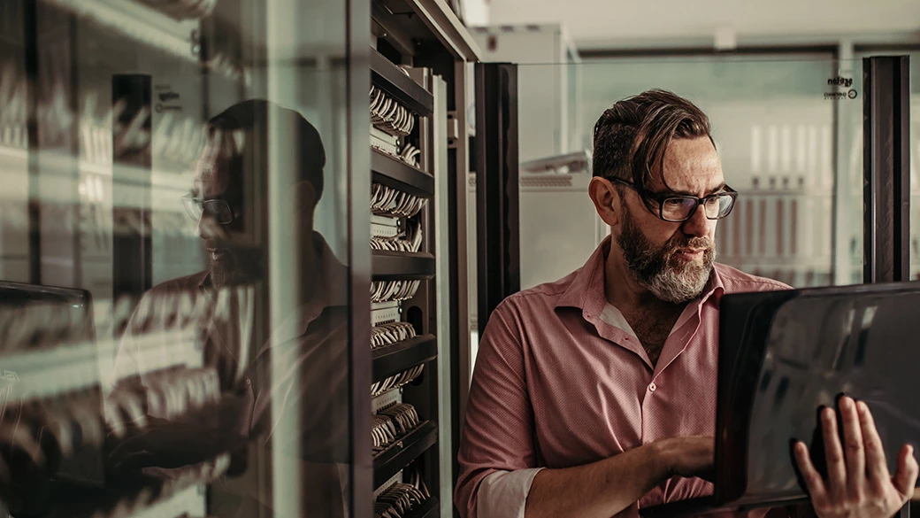 IT 工作人员检查服务器