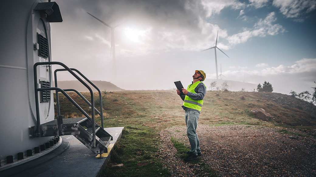 工程师抬头检查风力涡轮机 工程师抬头检查风力涡轮机