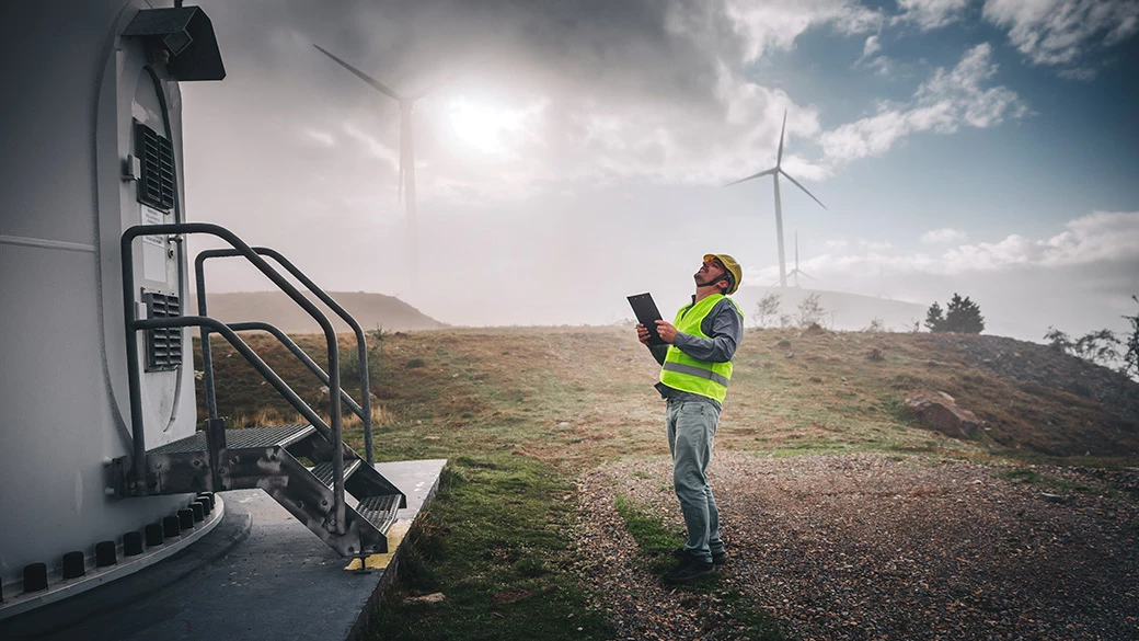 工程师抬头检查风力涡轮机